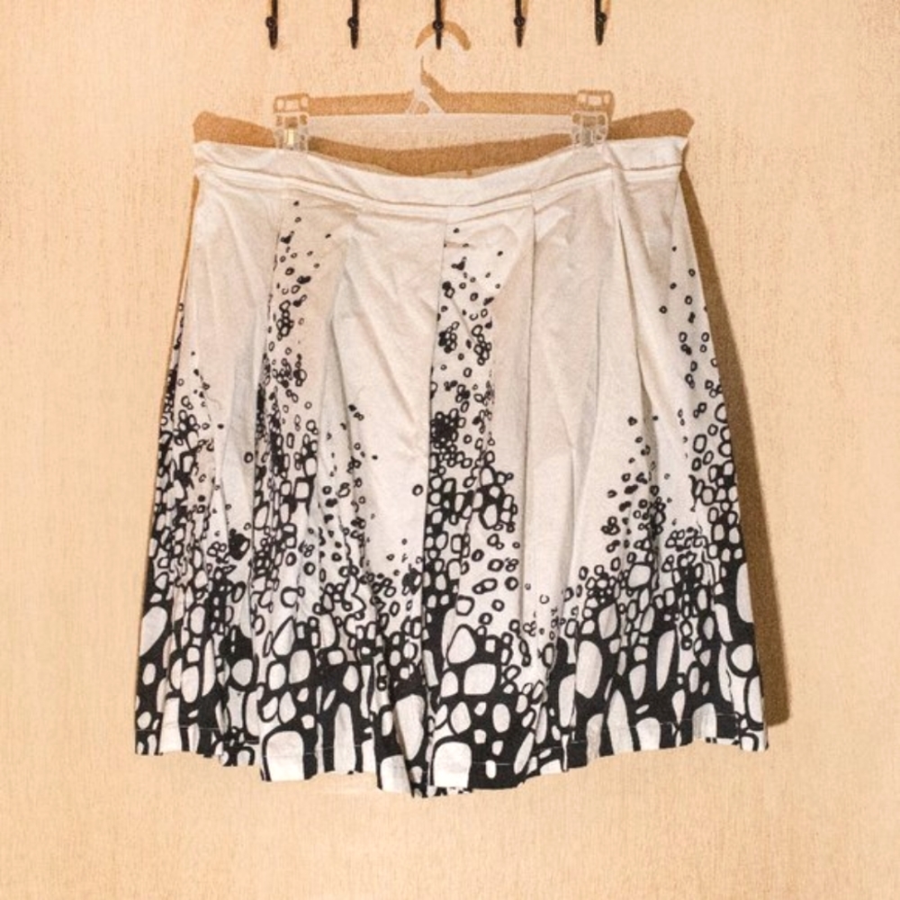 Calvin Klein Women's White Pleated Skater Skirt with Navy Art Deco Design, 20W